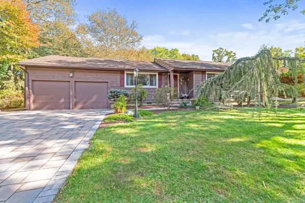 Holmdel, NJ 07733,10 Knollwood Road