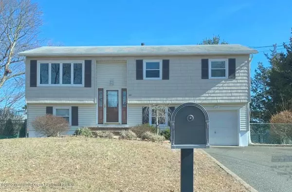 825 Holiday Court, Toms River, NJ 08753