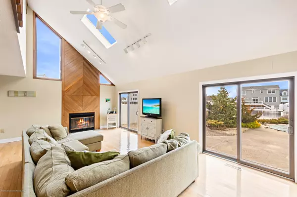 Manahawkin, NJ 08050,931 Jennifer Lane