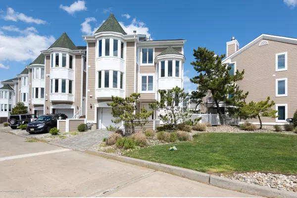 5 Grand Pointe Way #5, Sea Bright, NJ 07760