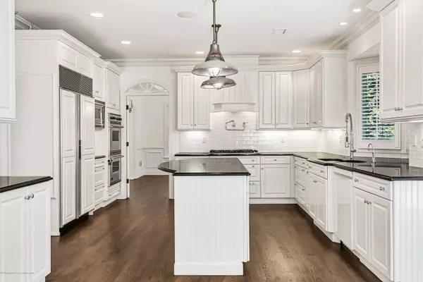 Rumson, NJ 07760,21 Robin Road