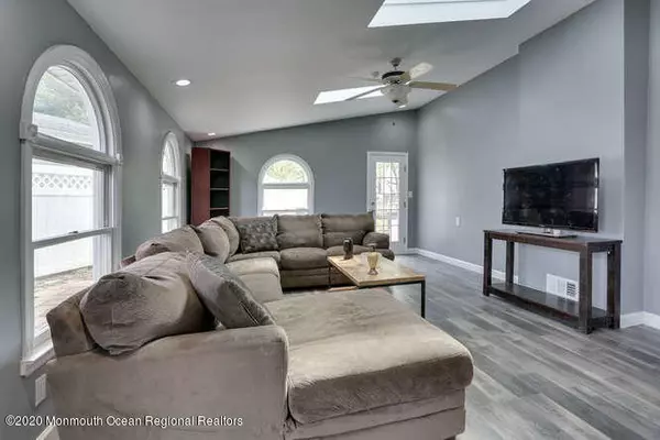 Keyport, NJ 07735,16 Woodlawn Circle