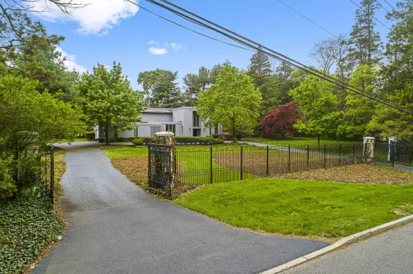 Rumson, NJ 07760,6 Bellevue Avenue