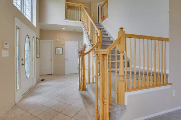 Farmingdale, NJ 07727,9 Canterbury Way