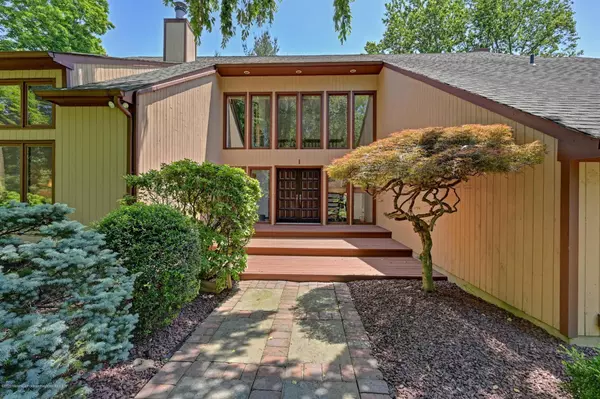 Holmdel, NJ 07733,1 Delwood Drive