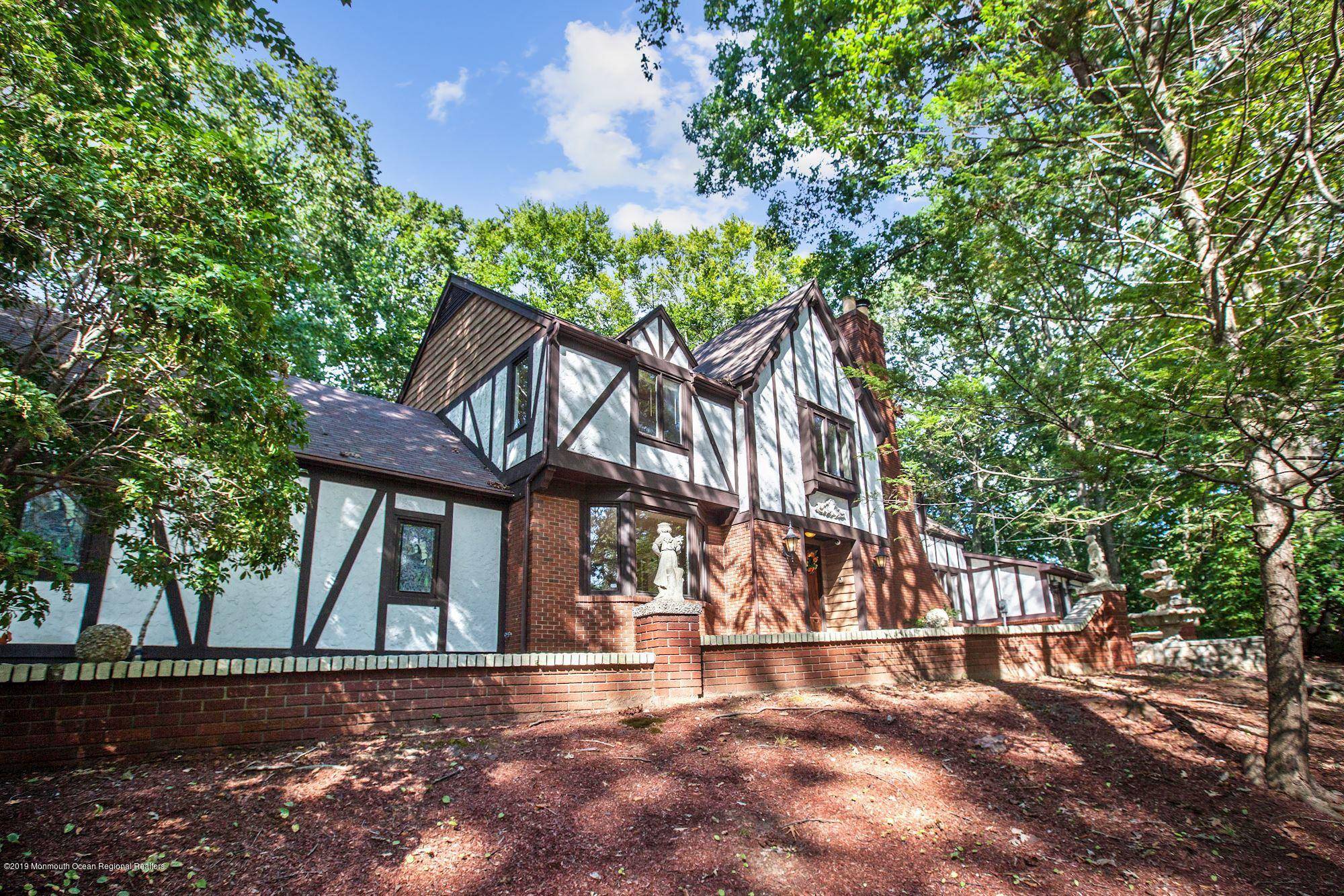 Holmdel, NJ 07733,3 E Brook Drive