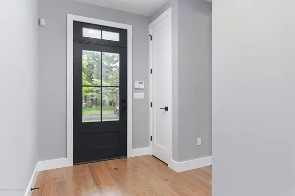 Rumson, NJ 07760,21 Holly Street