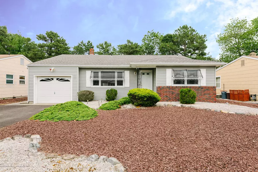 6 Zeeland Drive, Toms River, NJ 08757