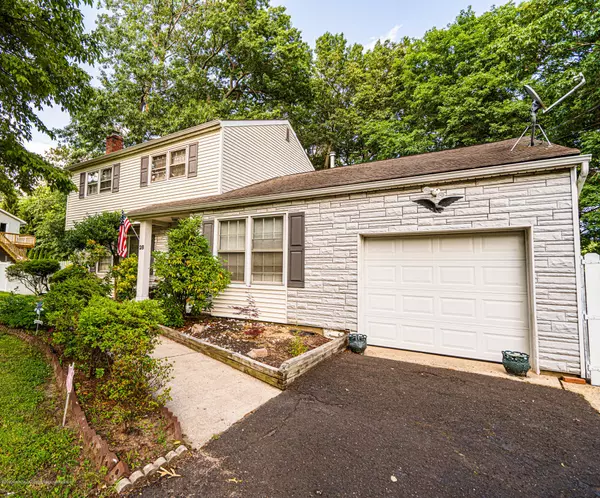 28 Holiday Road, Manalapan, NJ 07726