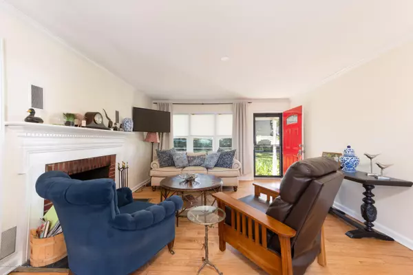 Rumson, NJ 07760,22 Oak Lane