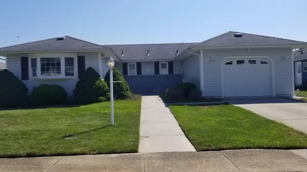 8 Saint Martin Place, Toms River, NJ 08757