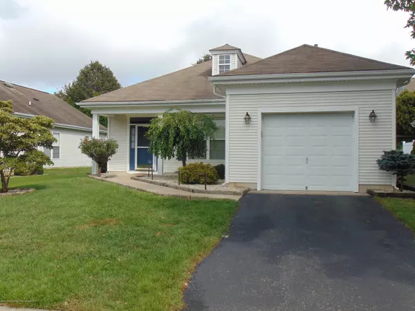 11 Greenways Lane, Lakewood, NJ 08701