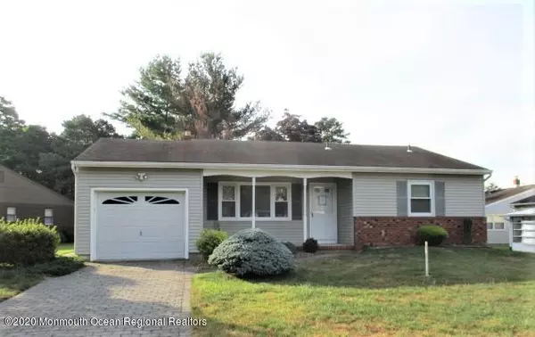 27 Burlington Court, Toms River, NJ 08757