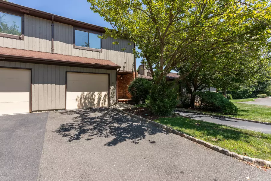 28 Arrowsmith Court, Matawan, NJ 07747