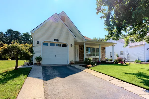 27 Narberth Way, Toms River, NJ 08757