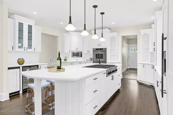 Rumson, NJ 07760,16 Robin Road