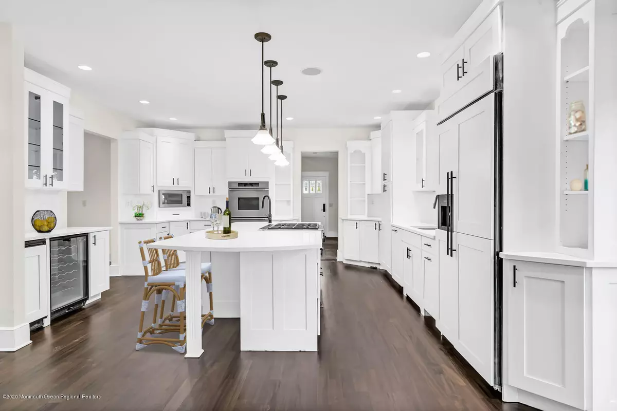 Rumson, NJ 07760,16 Robin Road