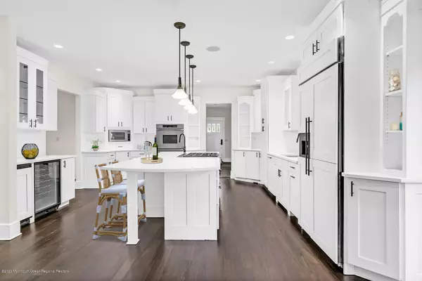 16 Robin Road, Rumson, NJ 07760