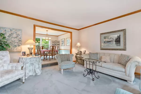 Eatontown, NJ 07724,24 Rozlyn Court