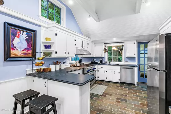 Rumson, NJ 07760,10 Oakwood Lane