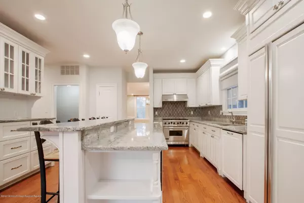 Rumson, NJ 07760,63 E River Road