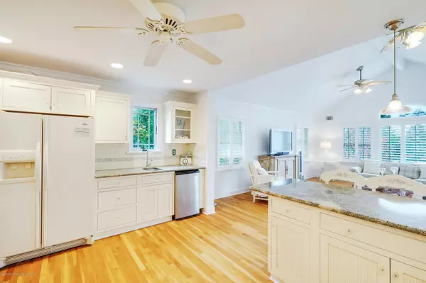 Rumson, NJ 07760,90 E River Road