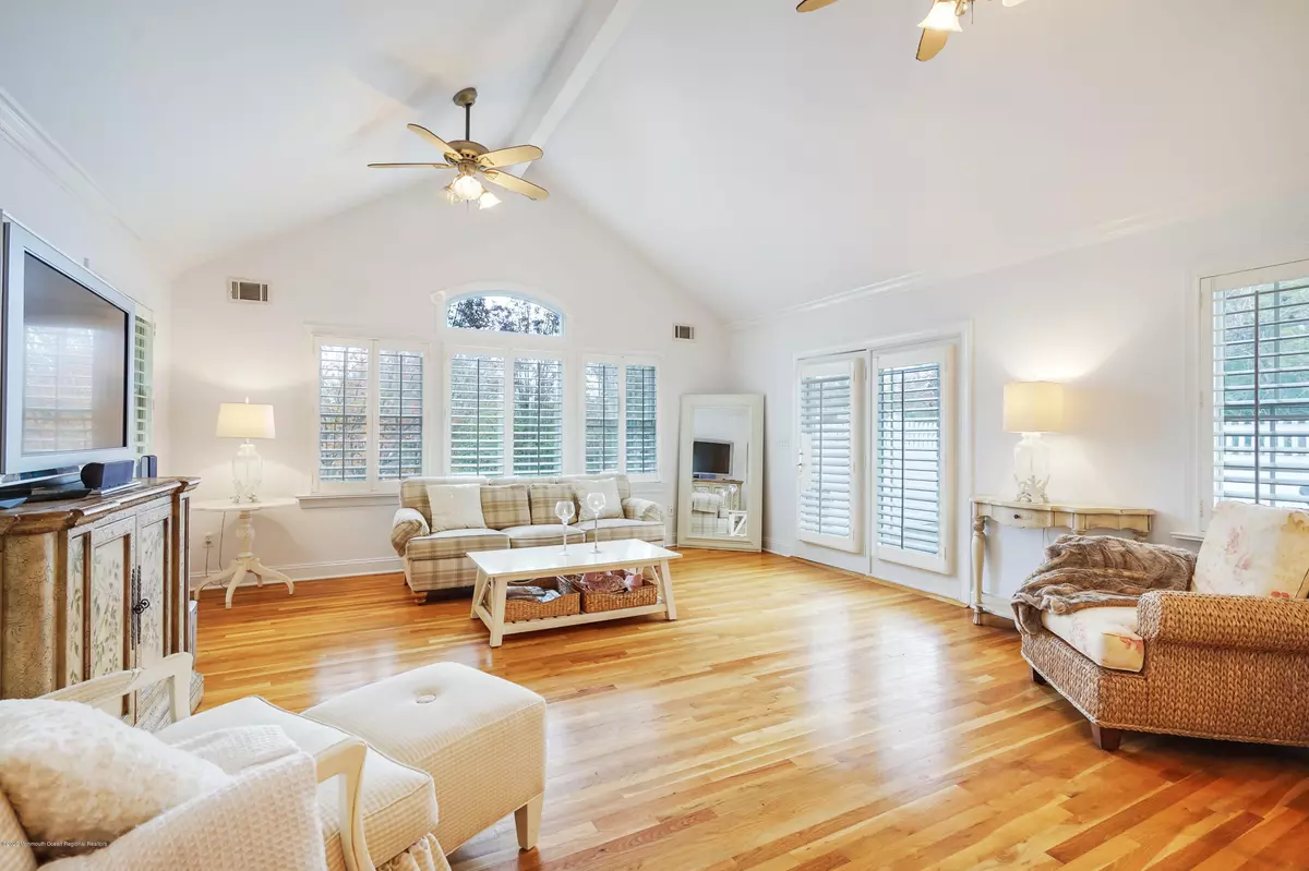 Rumson, NJ 07760,90 E River Road