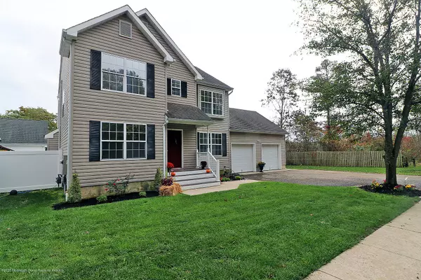 Lanoka Harbor, NJ 08734,725 Railroad Avenue