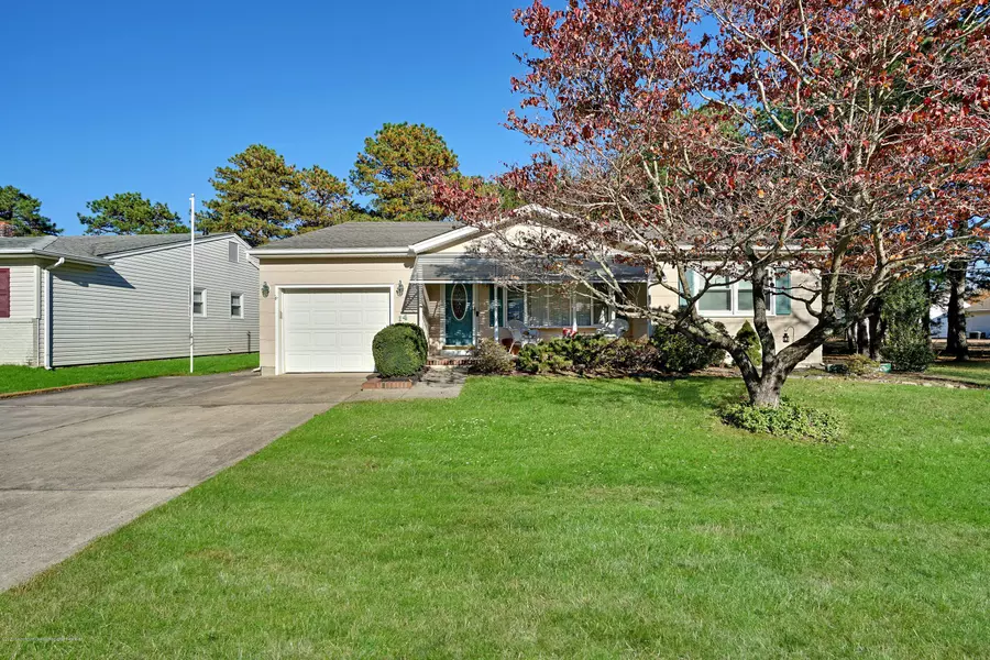 14 Zeeland Drive, Toms River, NJ 08757