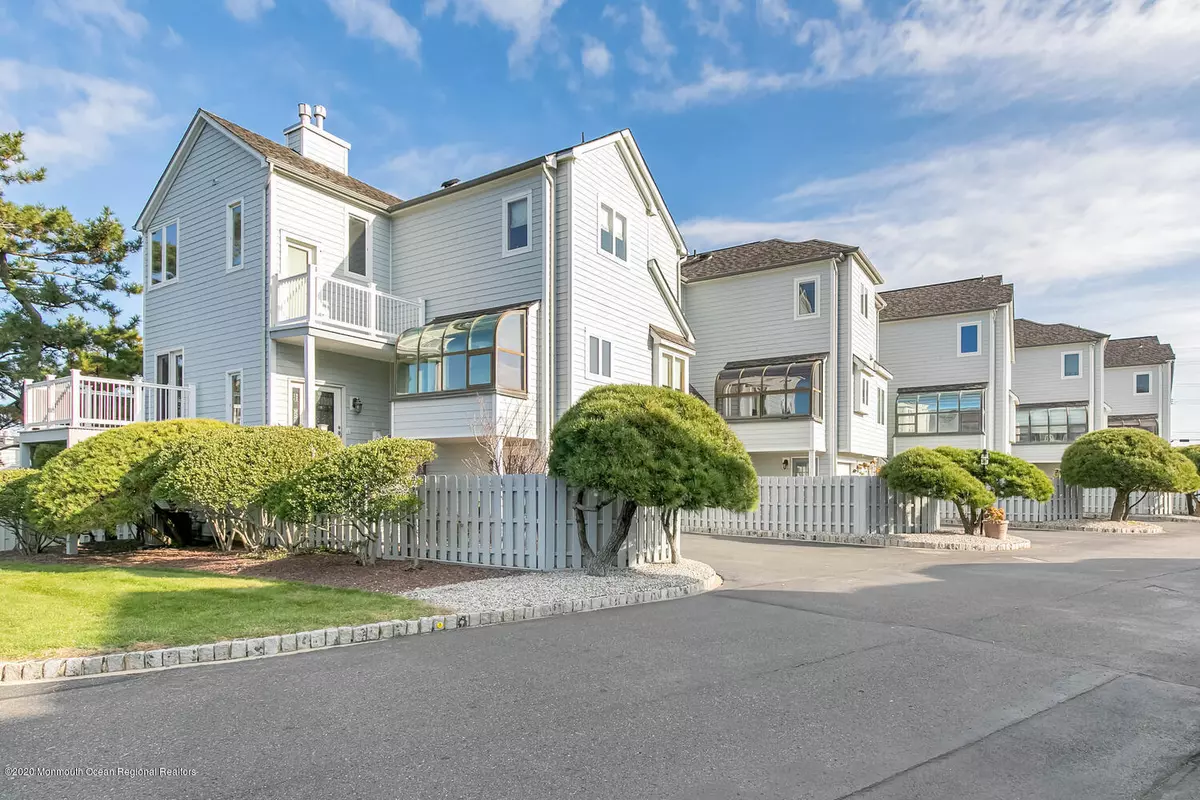 Sea Bright, NJ 07760,174 Ocean Avenue #48