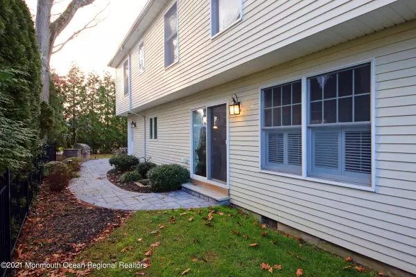 Rumson, NJ 07760,25 Lakeside Avenue