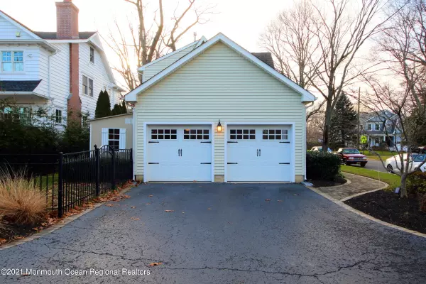 Rumson, NJ 07760,25 Lakeside Avenue