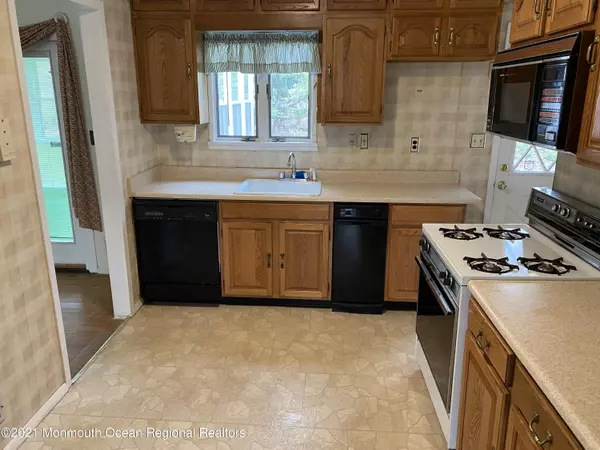 Holmdel, NJ 07733,11 Chestnut Ridge Road