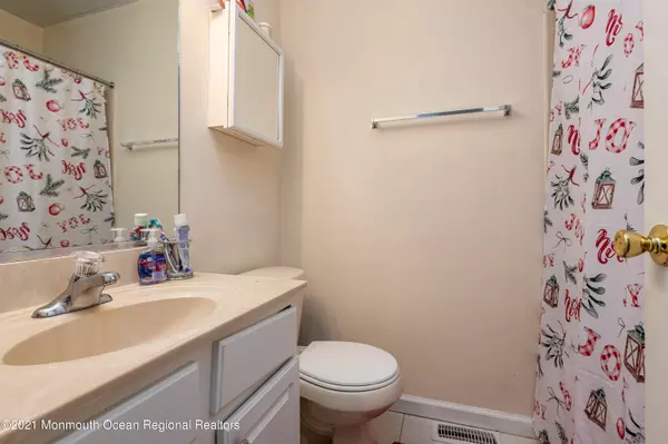 Abescon, NJ 08201,13 Oyster Bay #F