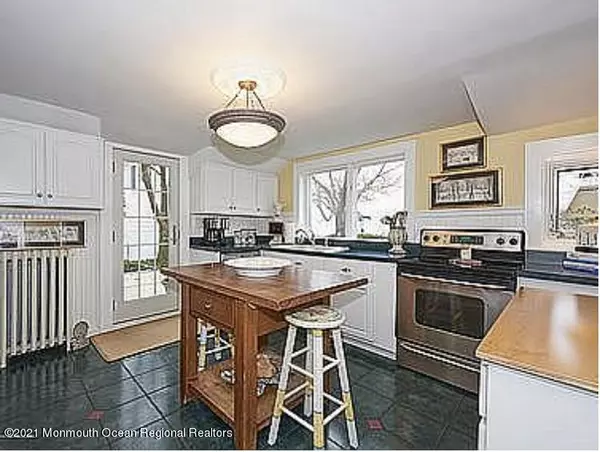 Rumson, NJ 07760,12 Hunt Street