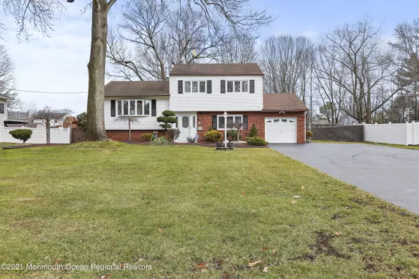 8 Annapolis Drive, Manalapan, NJ 07726