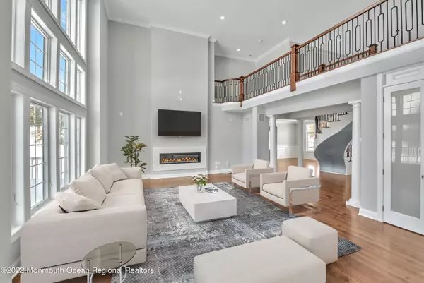 Manalapan, NJ 07726,2 Lakeview Drive