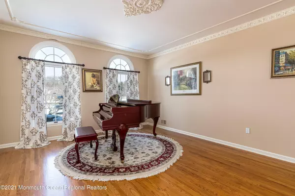 Holmdel, NJ 07733,28 Tiberon Drive