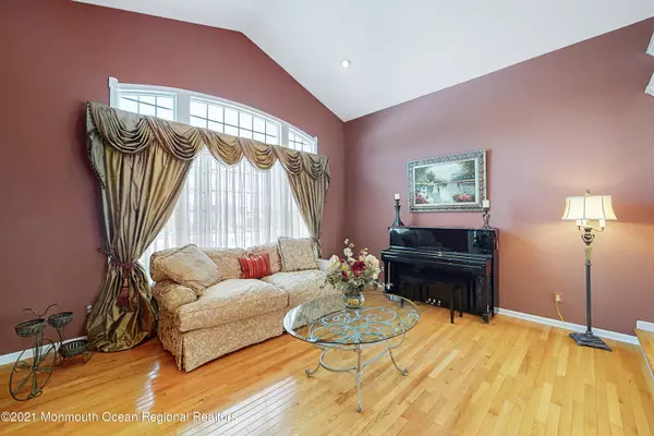 Holmdel, NJ 07733,8 Crape Myrtle Drive