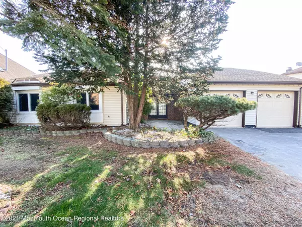 Holmdel, NJ 07733,20 Hawthorne Avenue