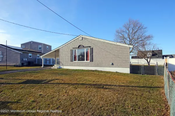 Keyport, NJ 07735,41 W Woodshore