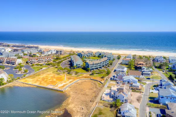 Sea Bright, NJ 07760,1566 Ocean Avenue #22