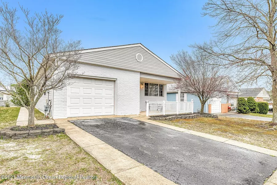 16 Longdenville Street, Toms River, NJ 08757