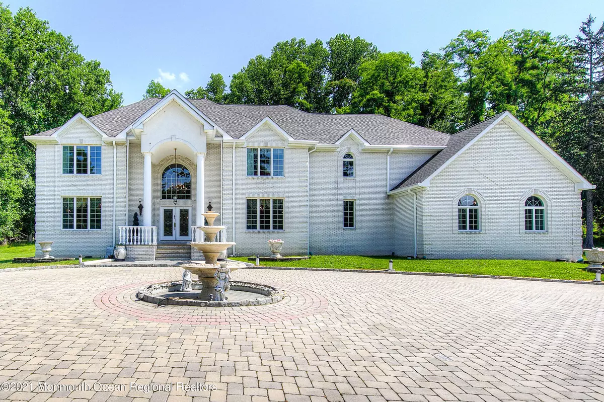 Holmdel, NJ 07733,5 Oakwood Court