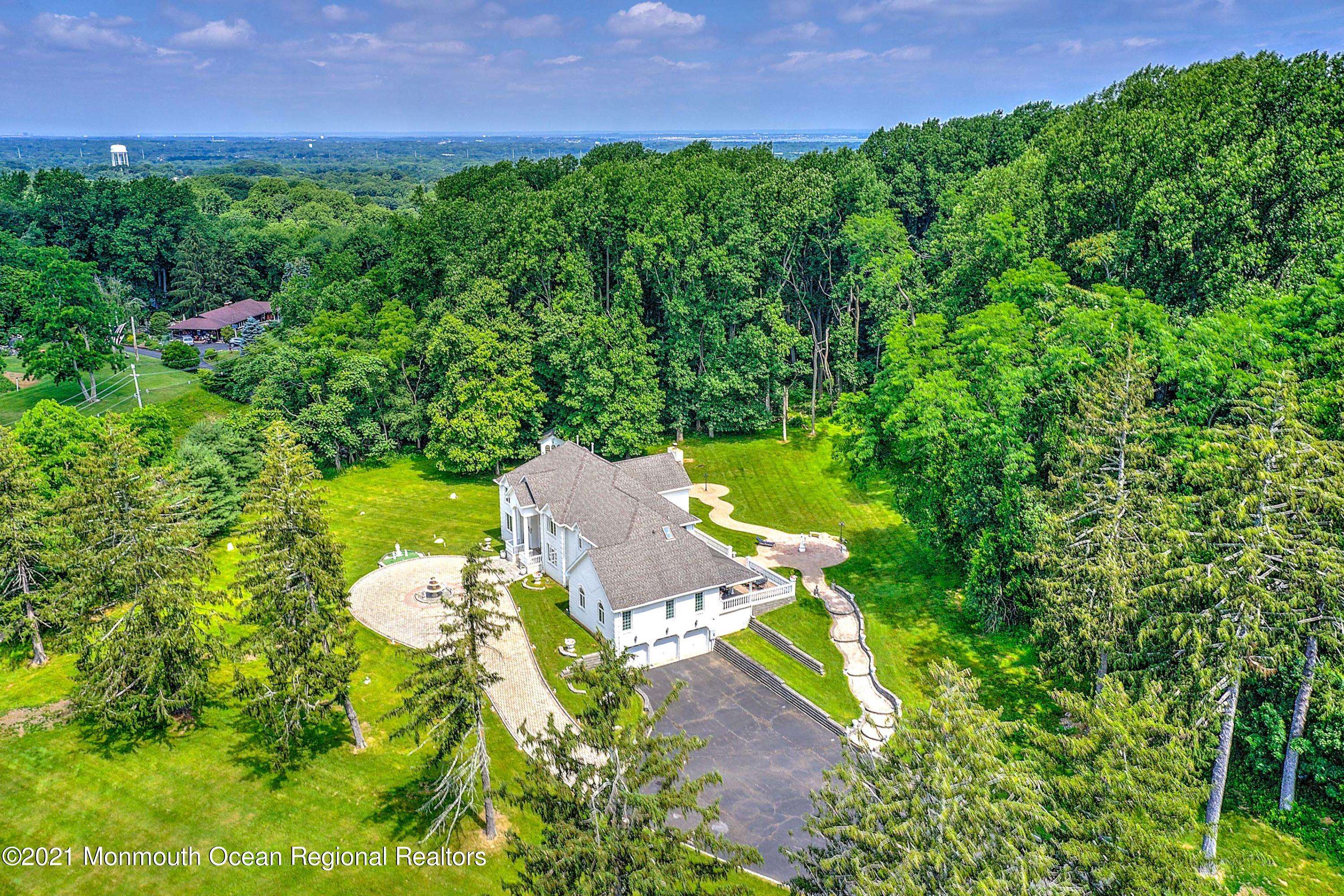 Holmdel, NJ 07733,5 Oakwood Court
