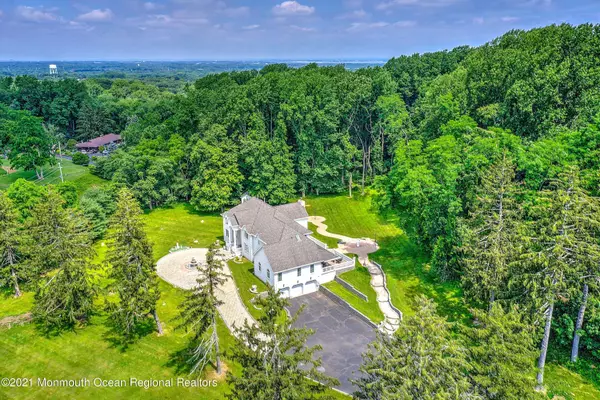 Holmdel, NJ 07733,5 Oakwood Court