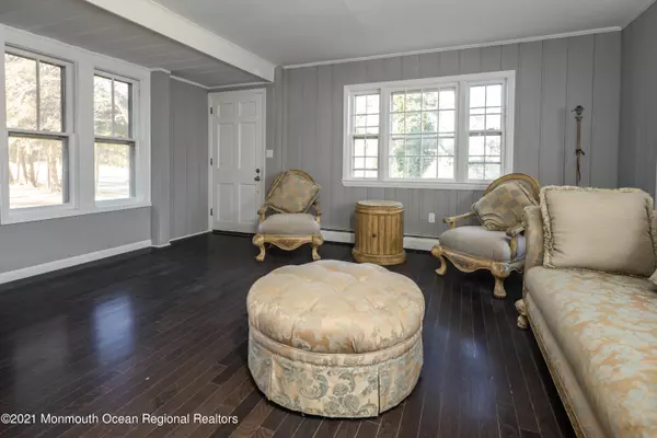 Holmdel, NJ 07733,843 Holmdel Road