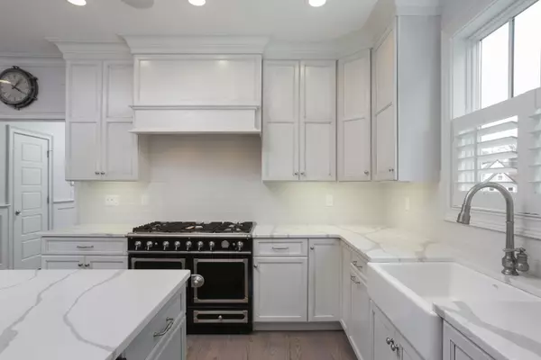 Rumson, NJ 07760,28 Holly Street