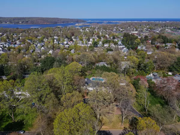 Rumson, NJ 07760,8 Somerset Drive