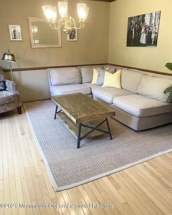 Holmdel, NJ 07733,44 Hillcrest Road